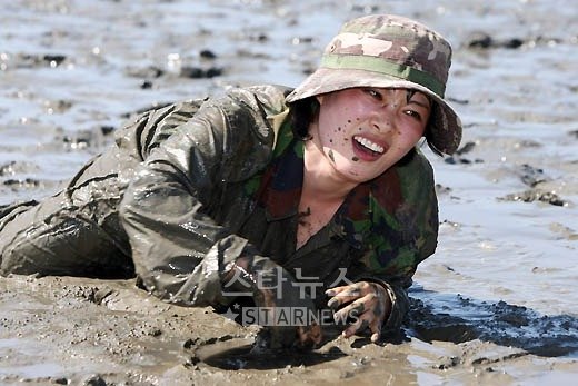 9일 '웃찾사' 개그맨들과 해병대 훈련을 받고 있는 심진화 ⓒ임성균 기자 tjdrsb23@