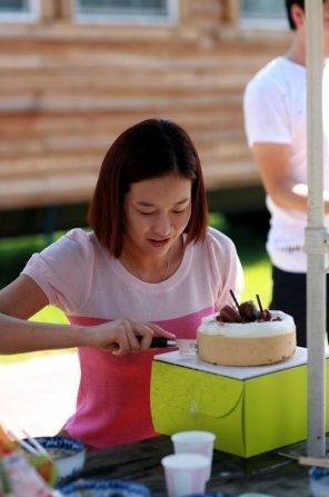 ↑식칼로 케이크를 자르는 현영<br /><br />
ⓒMBC FM4U '현영의 뮤직파티' 홈페이지