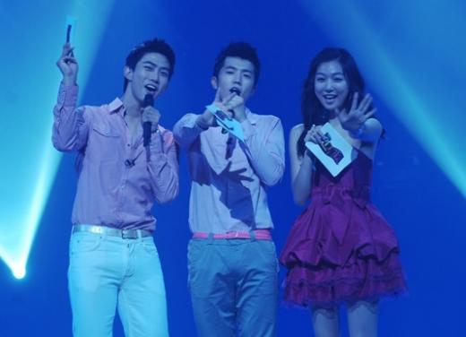 왼쪽부터 '인기가요' MC 택연 우영 하연주 