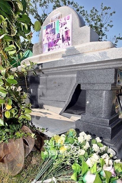 파손된 고 최진실의 기존 납골묘 ⓒ홍봉진 기자