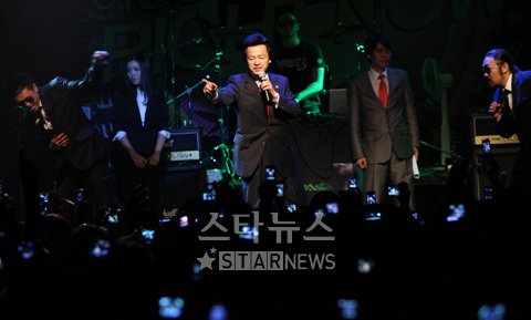 ↑'허본좌 허경영' 18일 오후 7시 홍대 V홀에서 열린 콘서트 '허경영의 콜미 라이트 나우'에서 '콜미'를 열창하고 있다. ⓒ사진=유동일 기자 eddie@