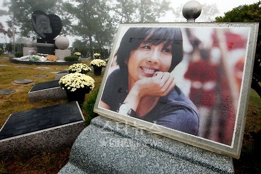 故최진실의 묘역에 있는 고인의 사진 ⓒ양평(경기)=홍봉진 기자