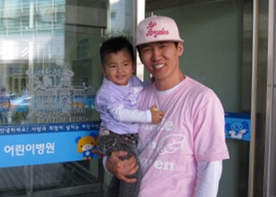 션과 하랑이가 지난 9일 서울대 어린이병원을 찾았다 <사진=션 미니홈피>