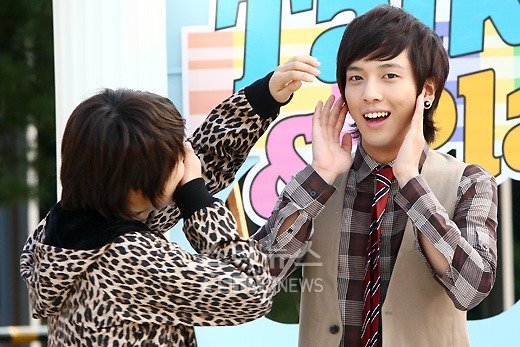 정용화가 박신혜와 촬영 중 장난을 치고 있다 ⓒ일산(경기)=임성균 기자