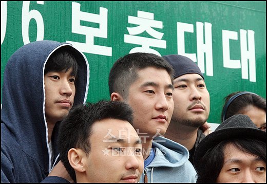 DJ투컷(왼쪽에서 3번째)이 15일 오전 에픽하이의 동료 타블로(맨 왼쪽)과 미쓰라진(왼쪽에서 4번째)의 배웅 속에 입소하고 있다 ⓒ의정부=유동일 기자