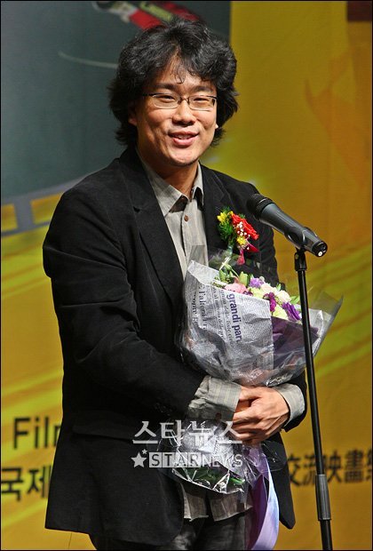 ⓒ제29회 영평상에서 작품상과 각본상,여우주연상을 수상한 '마더'의 봉준호 감독.
