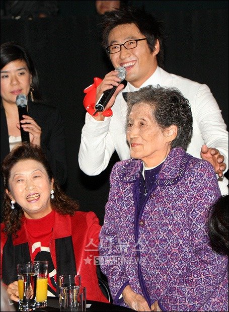 박신양이 어머니(왼쪽)와 외할머니를 소개하고 있다 ⓒ이명근 기자