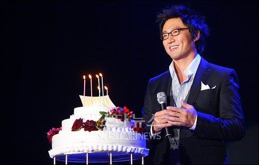 1일 42번째 생일을 맞은 박신양이 이날 오후 250여팬들과 가진 생일파티 행사에서 생일케이크를 받고 감격해 하고 있다 ⓒ이명근 기자