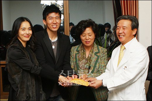 [★포토]션-정혜영 부부 '루게릭병 환우에 1억원 기부'