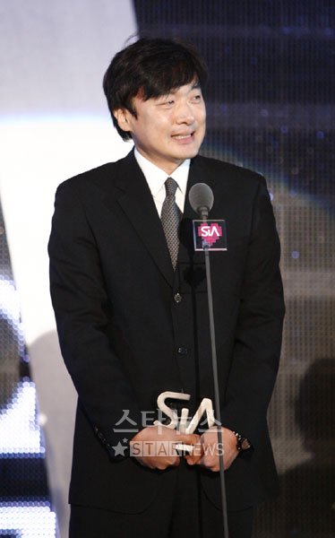 故장진영의 남편 깅연균씨가 '2009 스타일아이콘어워즈'에서 특별상을 대리 수상하고 소감을 말하고 있다 <사진제공=CJ미디어>
