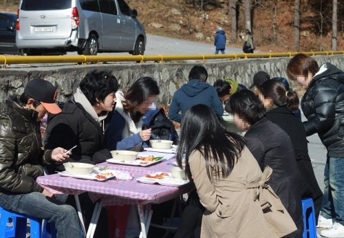 지난 11일 장근석이 촬영장에서 팬클럽 회원들과 함께 설렁탕을 먹고 있다 <사진=마켓인사이트>