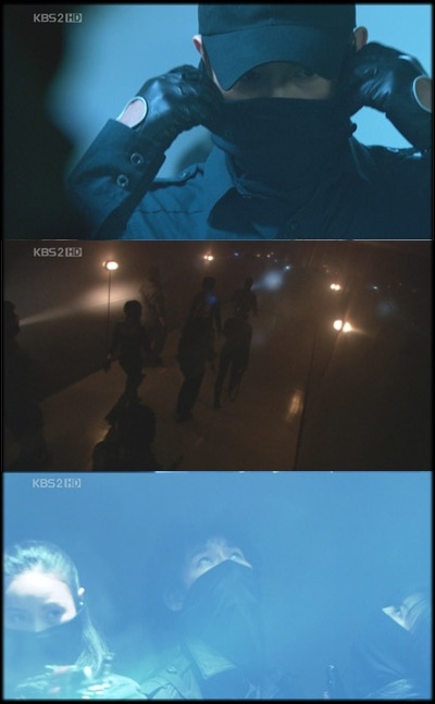 ↑ 12일 방송된 KBS 드라마 '아이리스'에서 김현준(이병헌 분)이 NSS에 침투하는 장면. 이 장면에서 그룹 빅뱅의 '할렐루야'가 배경음악으로 삽입돼 논란을 빚었다. 