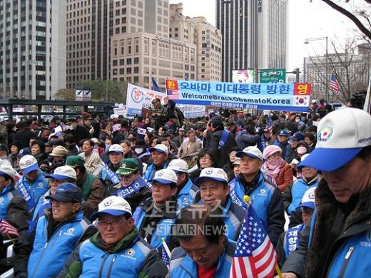 ↑버락 오바마 미 대통령의 방한을 환영하는 행사가 19일 오전 서울 종로구 동화면세점 앞에서 열렸다.