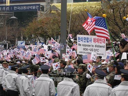 ↑세종로를 지나가는 오바마 대통령 차량에 한미 양국 국기를 흔들며 환영의 뜻을 보내는 시민들.