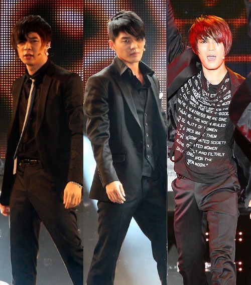 5인조 동방신기의 믹키유천,시아준수,영웅재중(왼쪽부터)