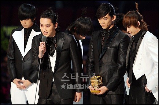 '2009 MAMA'에서 3개의 대상 중 하나인 '올해의 가수상'을 수상한 2PM ⓒ홍봉진 기자 honggga@