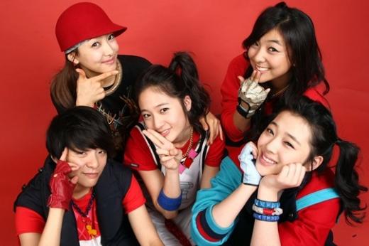 f(x)의 빅토리아,크리스탈,루나,설리,엠버(왼쪽 위부터 시계방향으로) ⓒ사진=임성균 기자 tjdrbs23@<br /><br />
