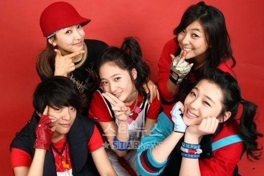 f(x)의 빅토리아,크리스탈,루나,설리,엠버(왼쪽 위부터 시계방향으로) ⓒ사진=임성균 기자 tjdrbs23@<br /><br />
