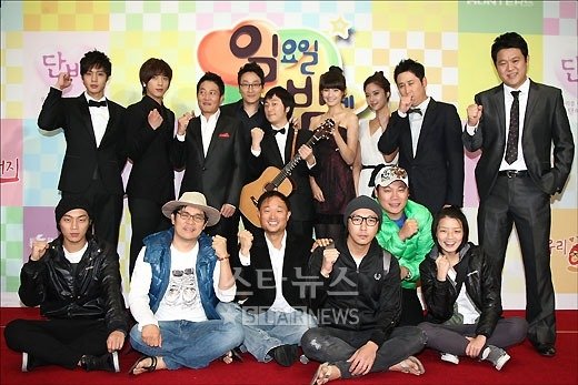 새로운 '일요일 일요일 밤에'의 주역들. 사진 왼쪽 위부터 시계방향으로 김현중, 정용화, 박준규, 이휘재, 우승민, 정가은, 황정음, 신동엽, 김구라, 안영미, 김현철, 탁재훈, 김영희 PD, 김용만, 윤두준 ⓒ임성균 기자