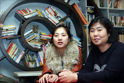 홍정은(오른쪽)-홍미란 작가 ⓒ송희진 기자 