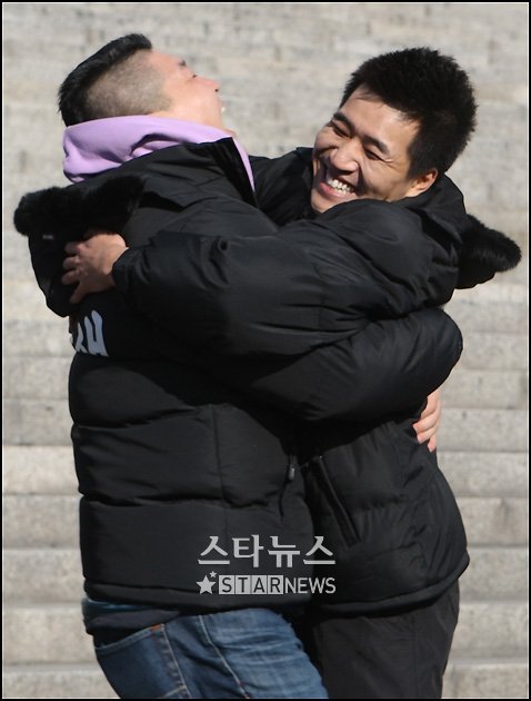 강호동과 뜨거운 포옹을 나누는 김종민ⓒ송희진 기자