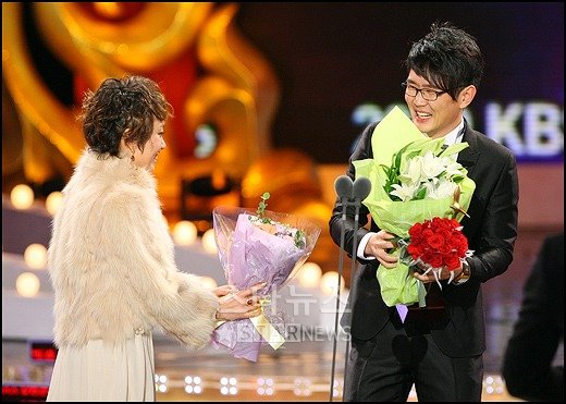 연인 정경미로부터 꽃다발을 받고 있는 개그맨 윤형빈 ⓒ유동일 기자