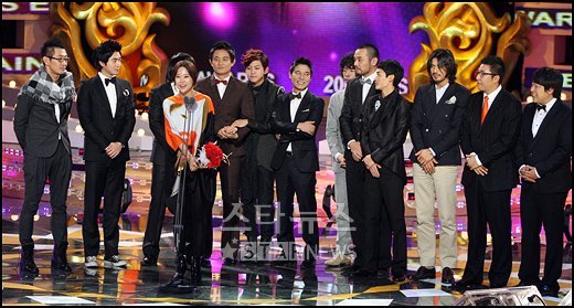 2009KBS연예대상시상식에서 최고의 팀워크 상을 수상하는 천하무적 야구단 멤버 ⓒ유동일 기자 eddie@
