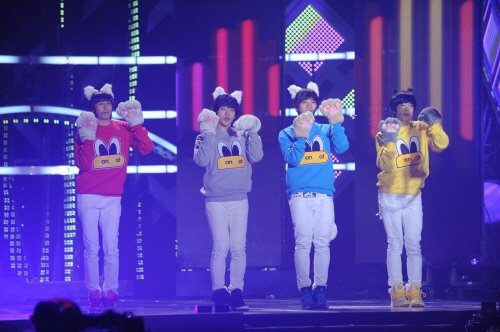 티아라로 변신한 2PM <사진=SBS>