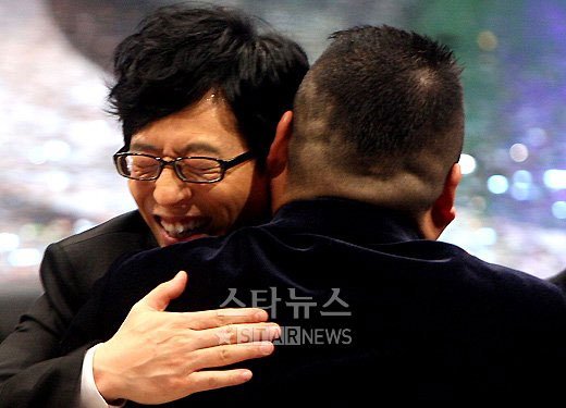 방송인 유재석이 29일 오후 서울 여의도 MBC 공개홀에서 열린 '2009 MBC 방송연예대상'에서 대상을 수상한 뒤 강호동과 뜨거운 포옹을 나누고 있다. @홍봉진 기자
