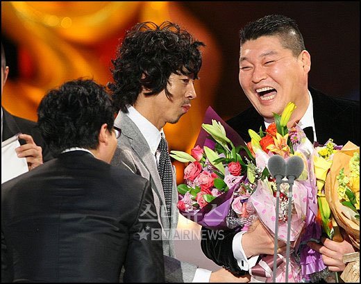 ↑ 개그맨 강호동이 26일 오후 서울 여의도 KBS 별관 공개홀에서 열린 '2009 KBS 연예대상'에서 대상을 수상한 뒤 유재석을 보며 웃고 있다. ⓒ유동일 기자