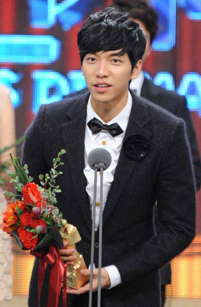 31일 2009 SBS 연기대상에서 연기상 수상 직후 소감을 말하고 있는 이승기 <사진=SBS>