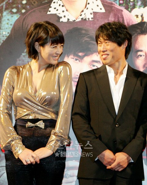 2006년 영화 '타짜' 시사회에 참석한 김혜수(왼쪽)와 유해진 ⓒ임성균 기자 tjdrbs23@