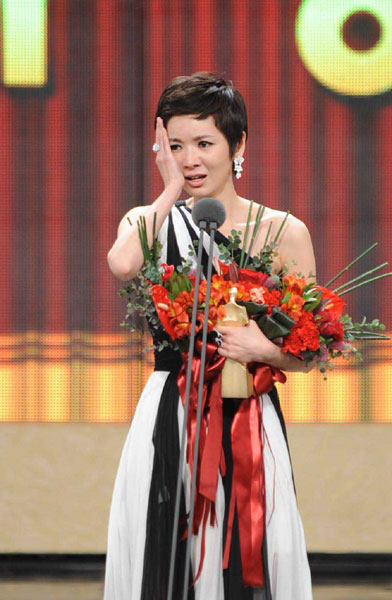 지난달 31일 2009SBS연기대상에서 대상 수상직후 눈물을 흘리고 있는 장서희 ⓒ사진=SBS제공