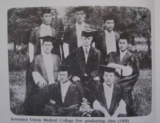 캐나다 의료선교사 에비슨이 세운 세브란스의학교(연세의대 전신) 1회 졸업생 기념사진. 가운데줄 오른쪽에 있는 이가 박서양. 