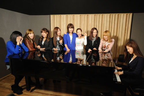 SBS 새 로고송 '내일을 봅니다' 녹음 중인 소녀시대 <사진=SBS>
