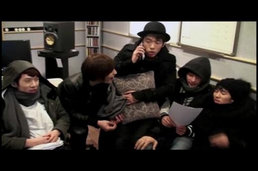 2AM과 2PM 찬성의 녹음모습을 담은 동영상 중 일부 ⓒ사진=화면캡처