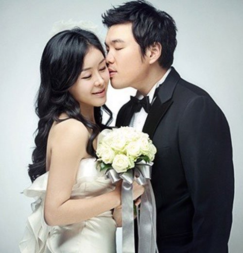 신부 강주희씨(왼쪽)와 신승환 <사진=라엘웨딩>