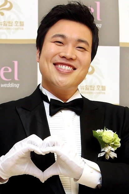 신승환이 손으로 하트를 만들어 결혼의 기쁨을 표현하고 있다 <사진=홍봉진 기자>