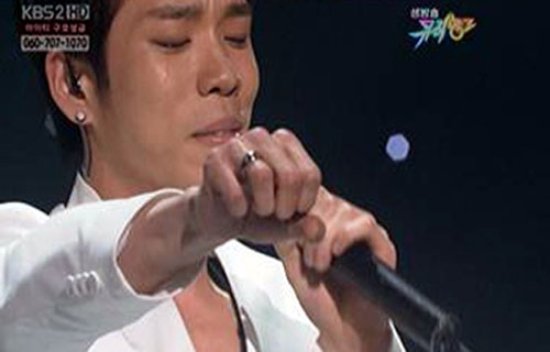 5일 '뮤직뱅크'에서 눈물을 흘리고 있는 창민 <사진=화면캡처>