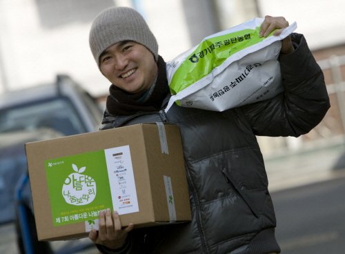 김석훈이 7일 \'아름다운나눔보따리\' 행사에 참여, 어려운 이웃에 쌀을 배달하고 있다 <사진=아름다운가게>