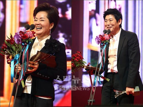 김영애(왼쪽)와 성동일 ⓒ임성균 기자