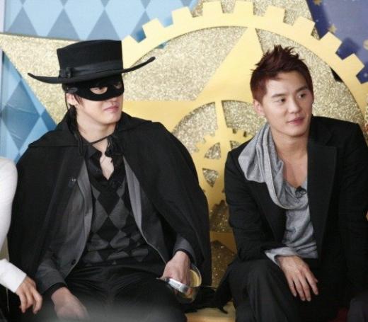 2008년 11월15일 MBC '스타의 친구를 소개합니다'에 출연했던 시아준수(오른쪽)와 친형인 김준호 씨 