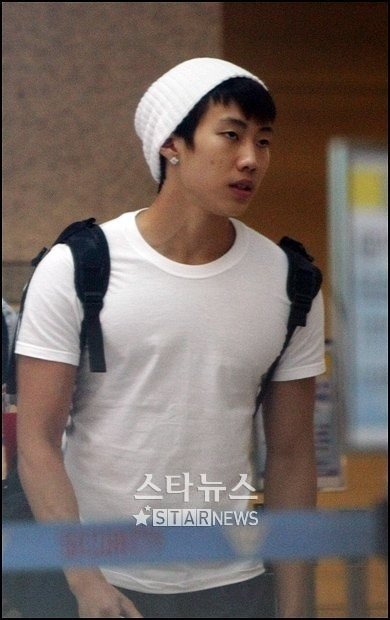 2009년 9월8일 미국행 비행기를 타고 한국을 떠나고 있는 재범 ⓒ유동일 기자