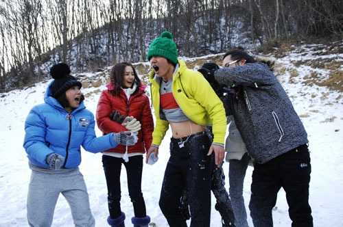 윤상현이 패밀리들의 눈공격을 받고 있다 <사진=SBS>
