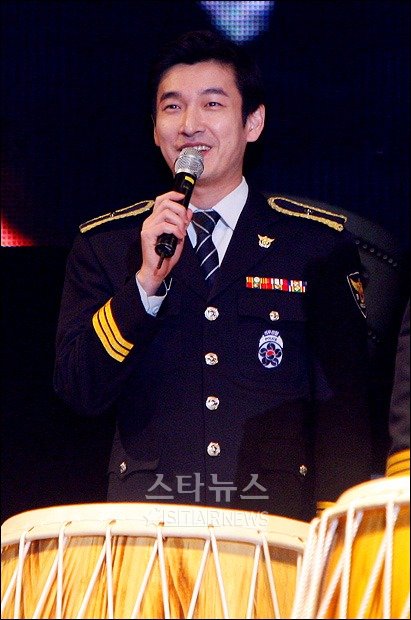 군복무중인 배우 조승우가 23일 오후 서울 잠실학생체육관에서 열린 서울문화예술대상 시상식에 참석해 축하공연 전 인사말을 하고 있다 ⓒ이명근 기자<br /><br />
