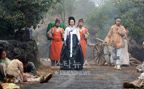 본 촬영이 시작되자 이미연이 진지하게 연기하고 있다 ⓒ서귀포(제주)=유동일 기자