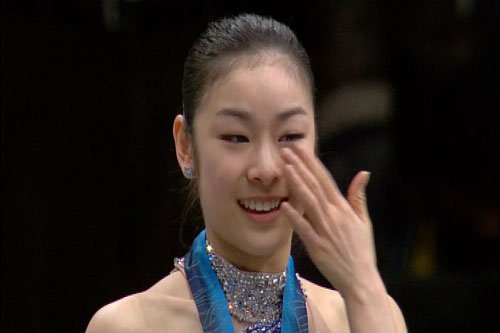 2010 밴쿠버동계올림픽 피겨스케이팅 여자 싱글에서 금메달을 딴 김연아 선수가 눈물을 흘리고 있다 <사진=SBS>