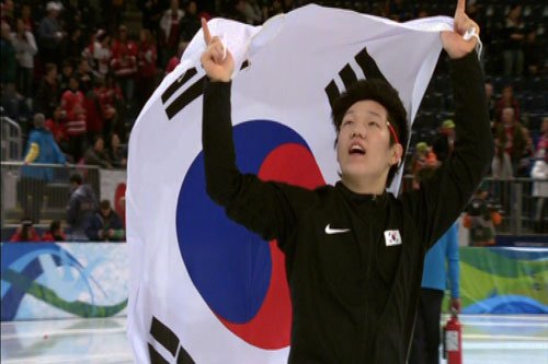 2010 밴쿠버동계올림픽 스피드스케이팅 남자 1000m에서 금메달은 딴 모태범 선수가 태극기를 들고 기뻐하고 있다 <사진=SBS>