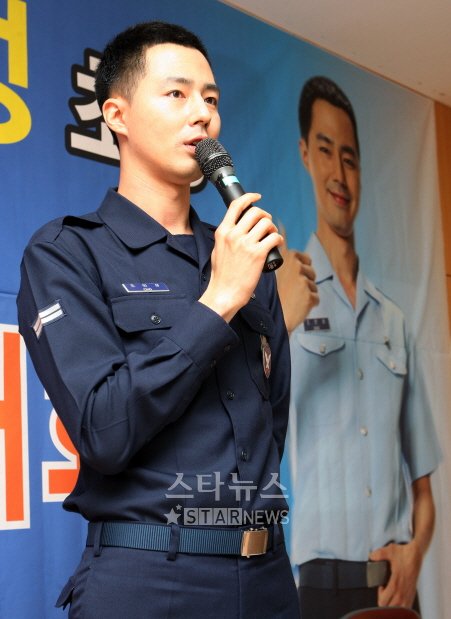 ⓒ공군에 복무 중인 배우 조인성이 2월 26일 서울지방병무청에서 제7대 병무홍보대사로 위촉돼 후배 장병들에게 조언을 하고 있다. 이동훈 기자 photoguy@