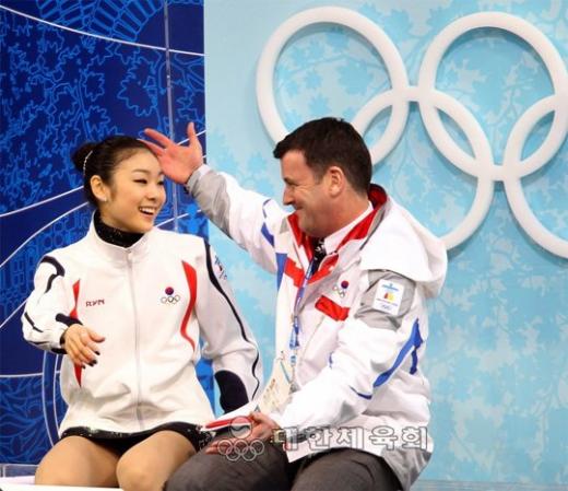 ↑24일(한국시간) 밴쿠버 동계올림픽 쇼트 프로그램 점수 확인 후 미소 짓는 김연아와 브라이언 오서 코치 ⓒ사진=대한체육회 제공